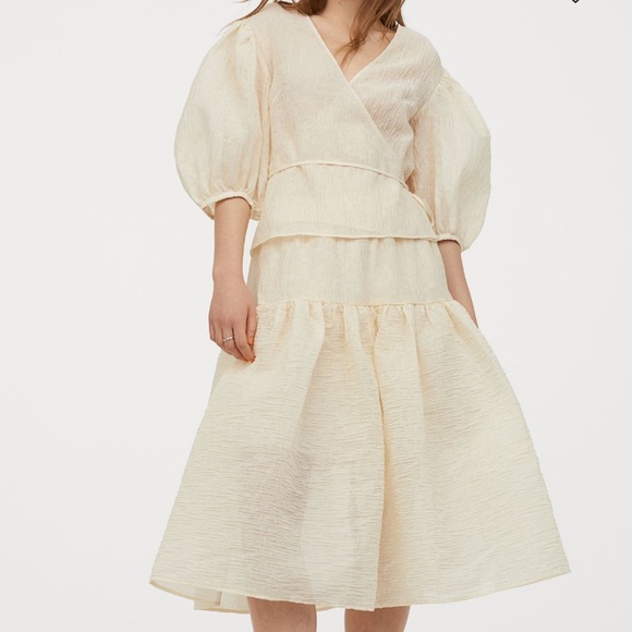 H&M Dresses & Skirts - H&m AIRY blogger light beige skirt